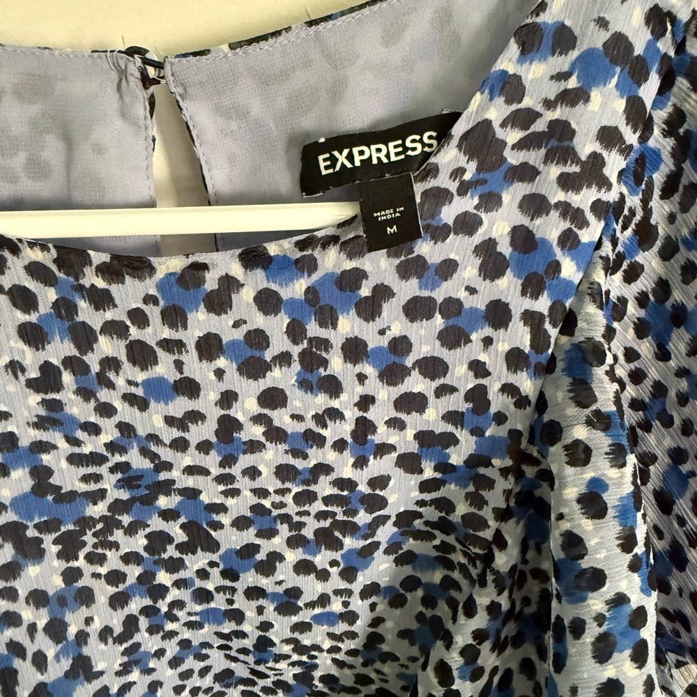 Express Women's Blue and Black Patterned Blouse - Picture 4 of 5